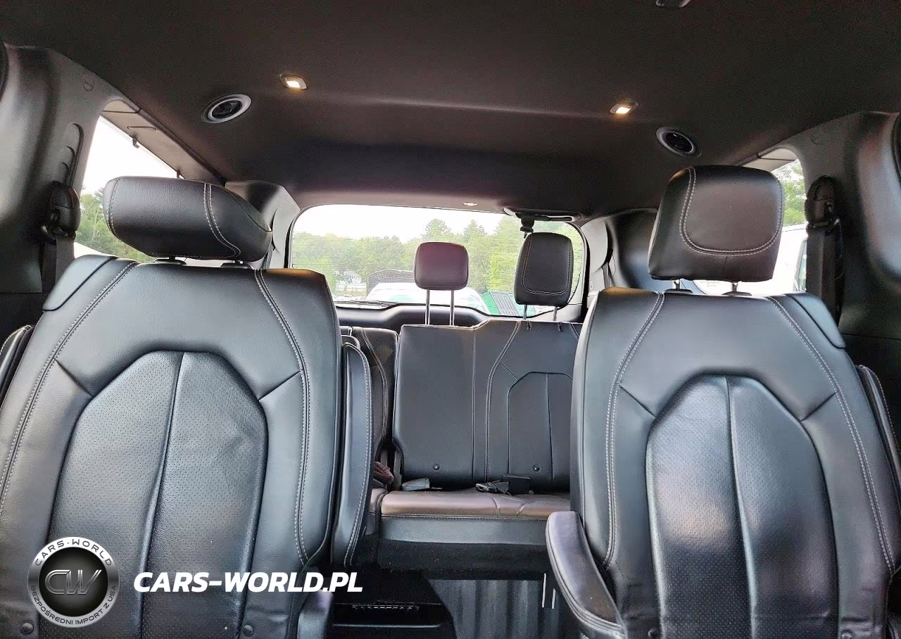 2019 Chrysler Pacifica Touring L VIN:2C4RC1BG6KR549306 - 10