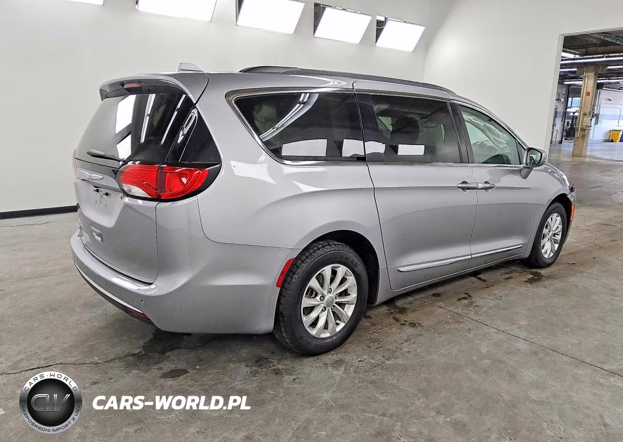 2017 Chrysler Pacifica Touring L VIN:2C4RC1BG0HR747436 - 3