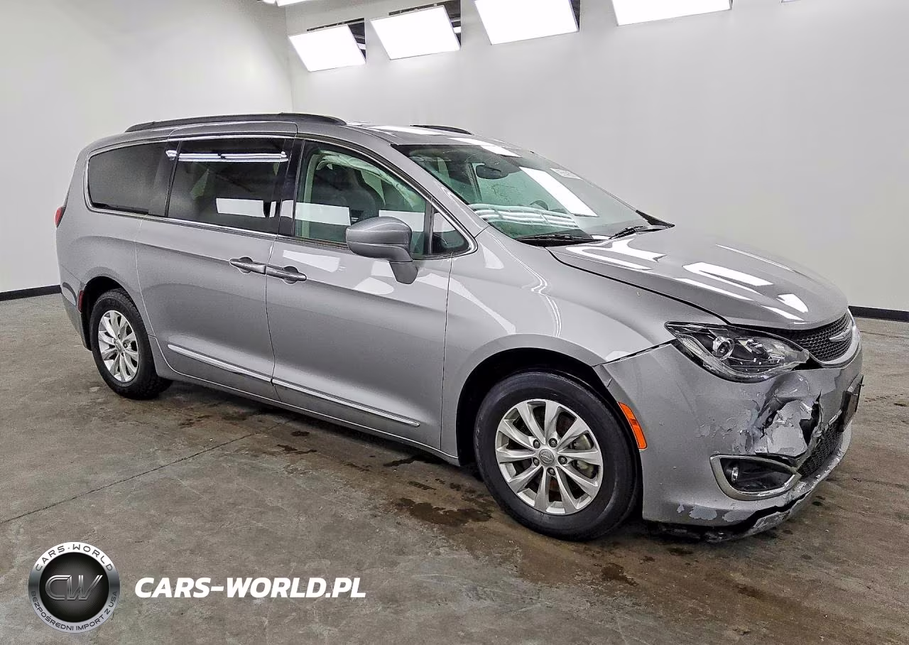2017 Chrysler Pacifica Touring L VIN:2C4RC1BG0HR747436 - 4