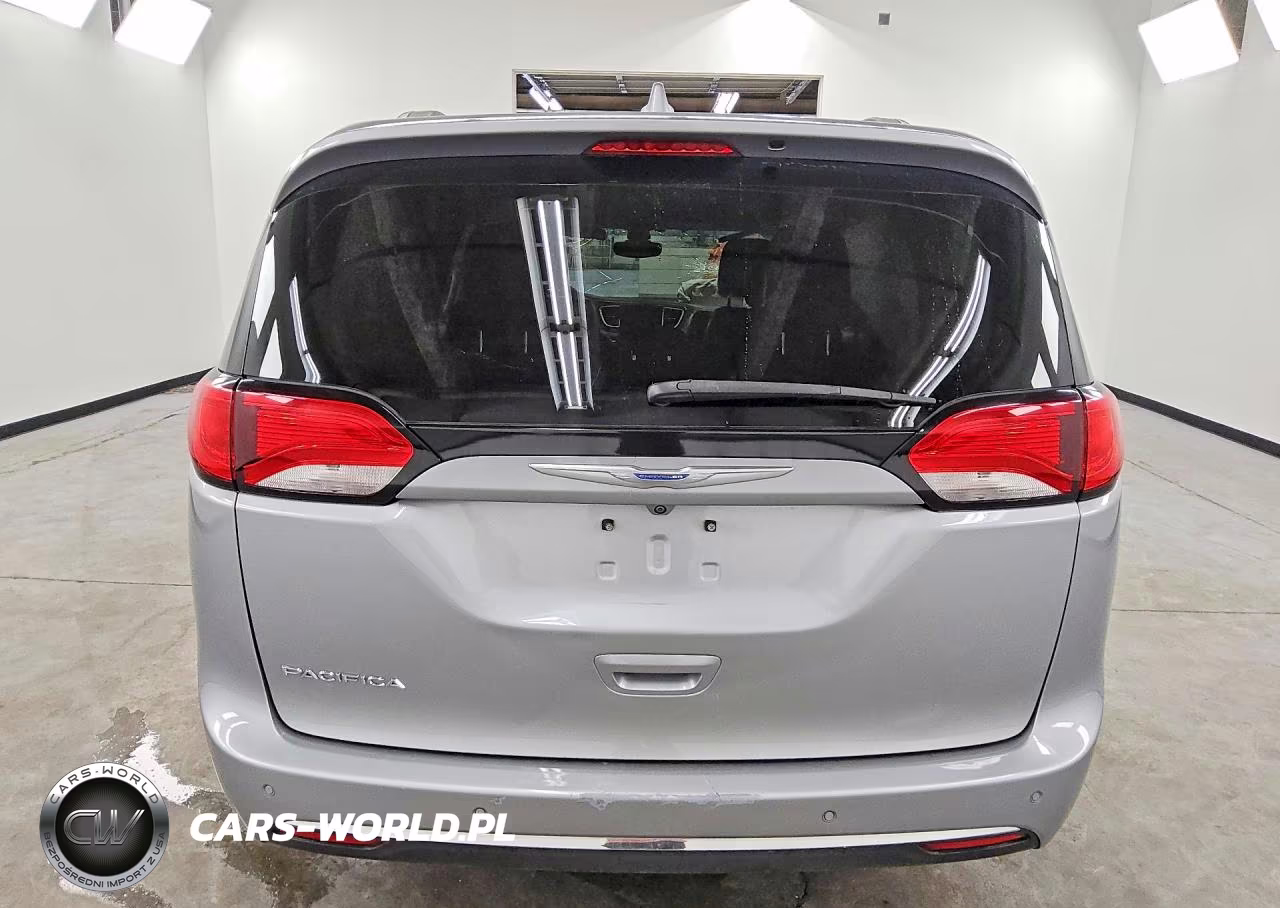 2017 Chrysler Pacifica Touring L VIN:2C4RC1BG0HR747436 - 6