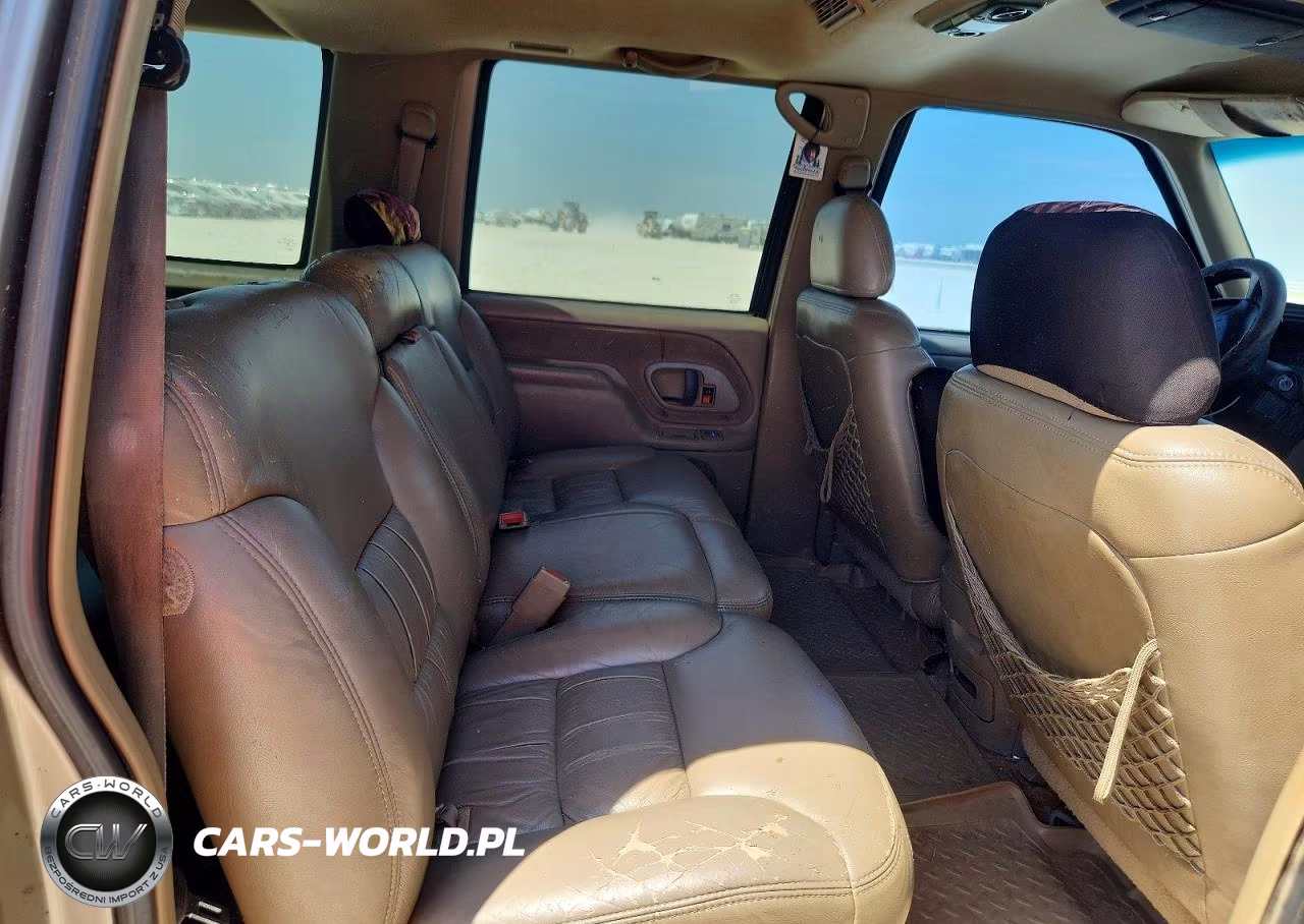 1999 Chevrolet Suburban VIN:3GNFK16R0XG122984 - 10