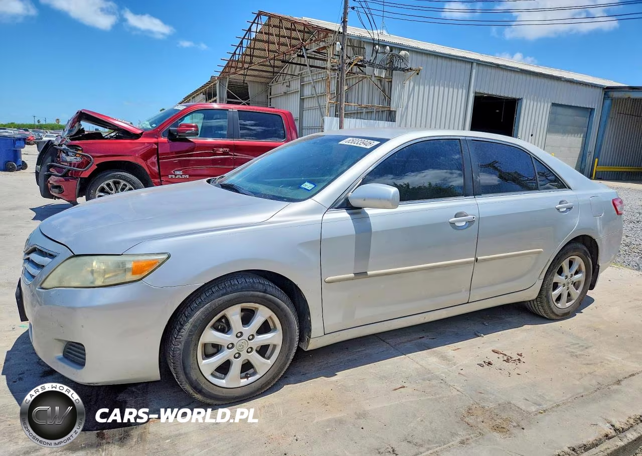 2011 Toyota Camry Le – zdjęcie 1 z 12