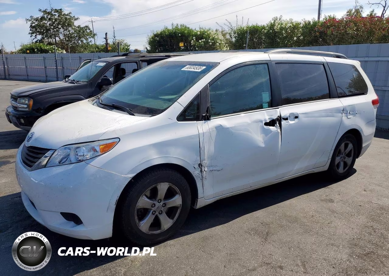 2013 Toyota Sienna Le – zdjęcie 1 z 13