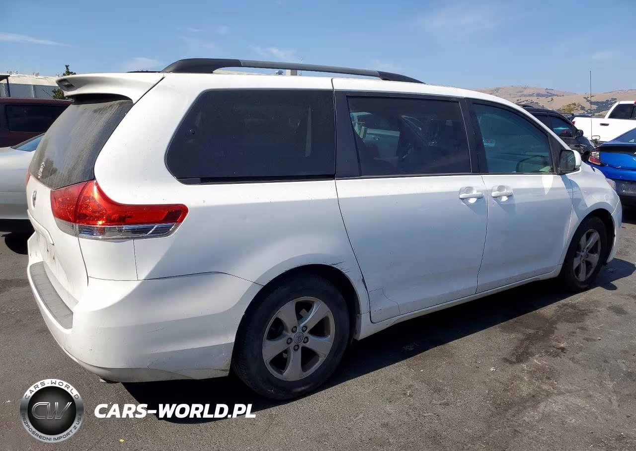 2013 Toyota Sienna Le VIN:5TDKK3DC7DS341908 - 3