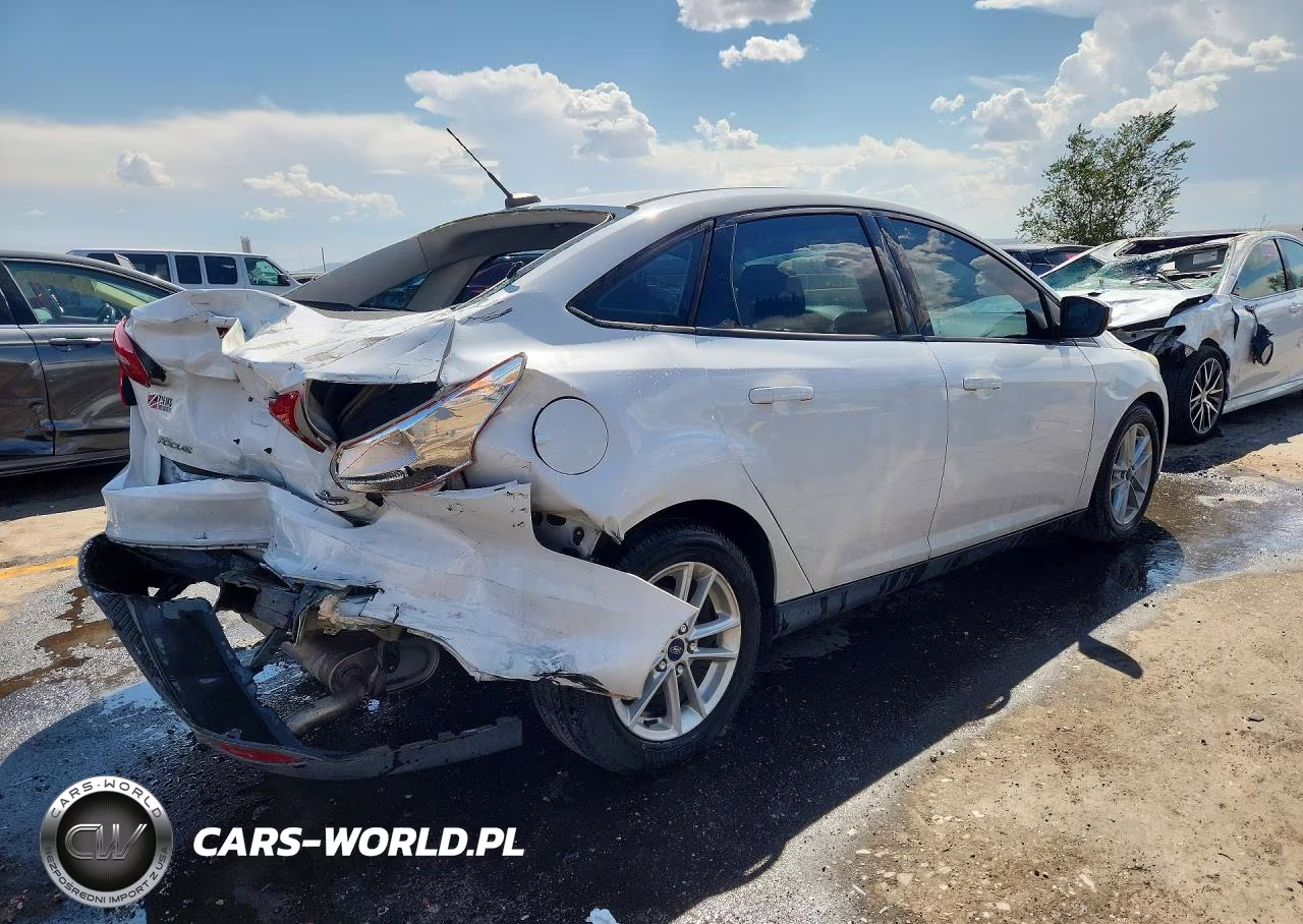 2016 Ford Focus Se VIN:1FADP3F20GL352890 - 3