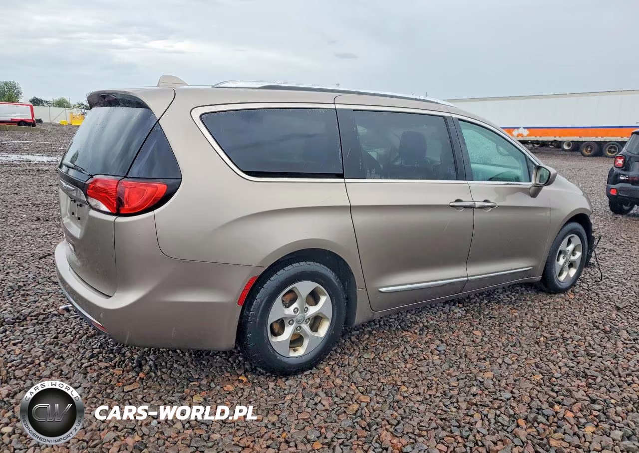 2017 Chrysler Pacifica Touring L Plus VIN:2C4RC1EG4HR734992 - 3