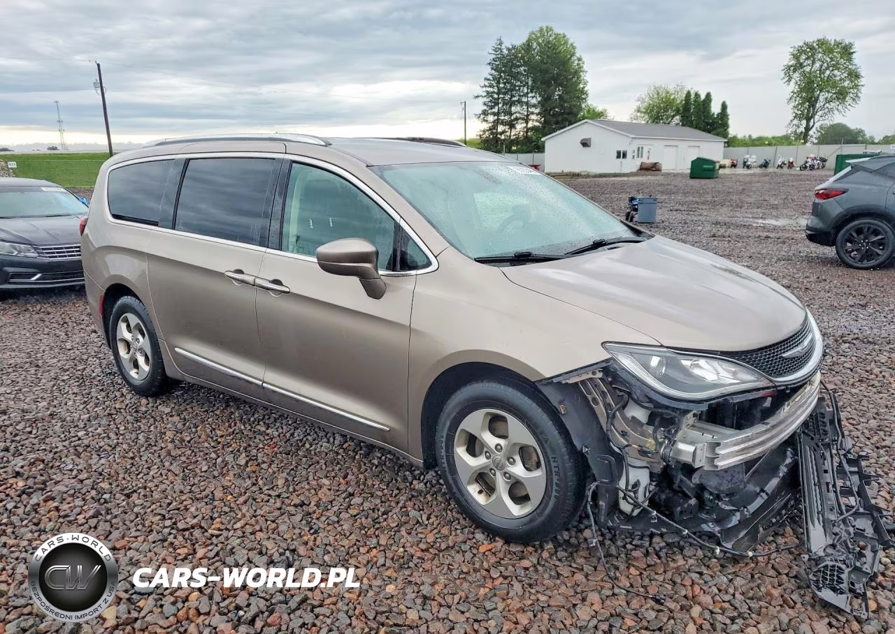 2017 Chrysler Pacifica Touring L Plus VIN:2C4RC1EG4HR734992 - 4