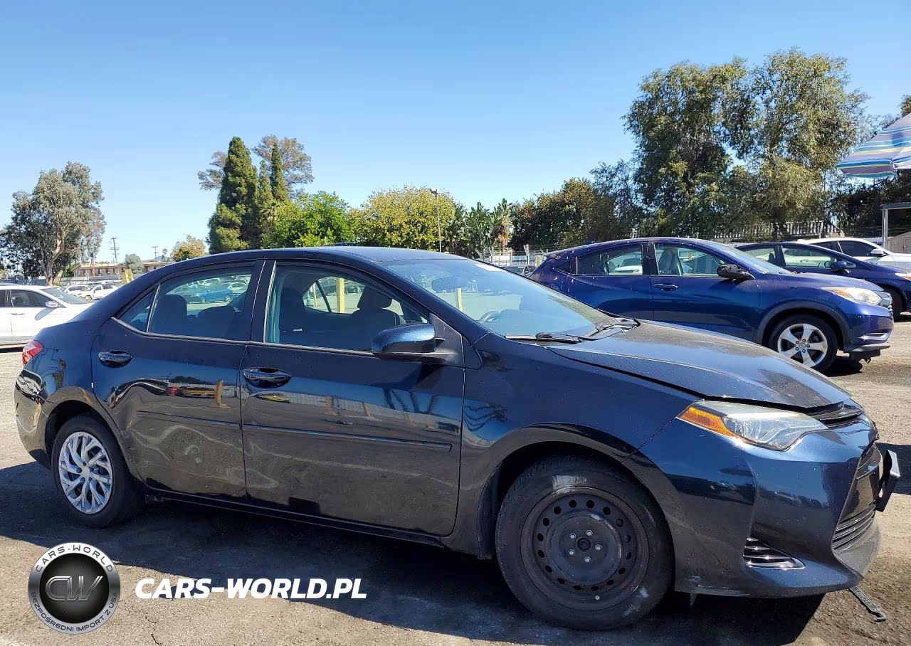 2018 Toyota Corolla Le VIN:5YFBURHE0JP787556 - 4