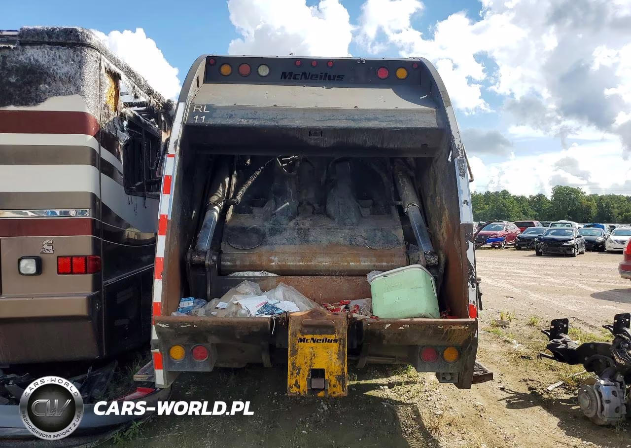 2010 Freightliner Business Class M2 Refuse Truck VIN:1FVHCYBS1ADAT6921 - 6