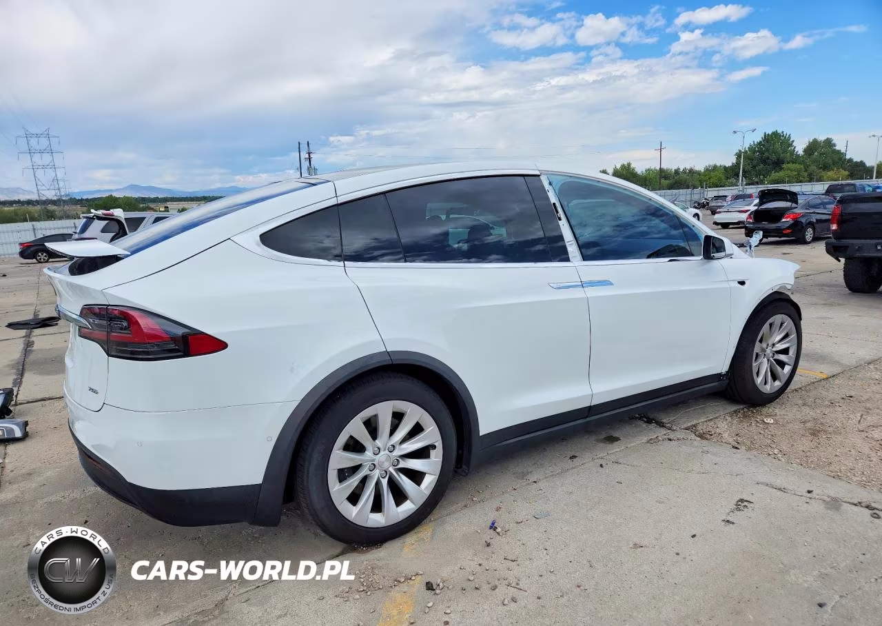 2018 Tesla Model X VIN:5YJXCDE21JF112039 - 3