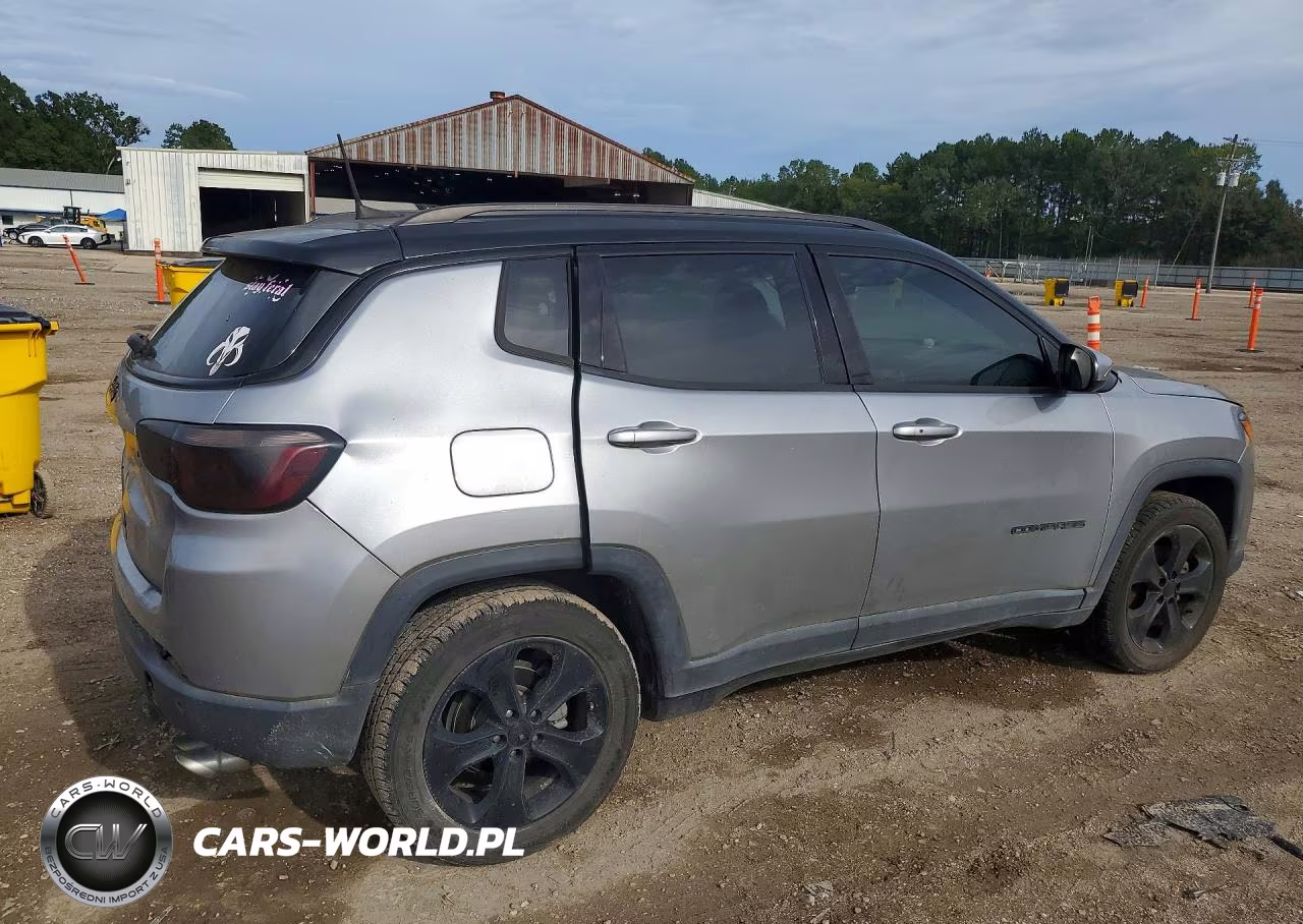 2018 Jeep Compass Latitude VIN:3C4NJCBB0JT318322 - 3