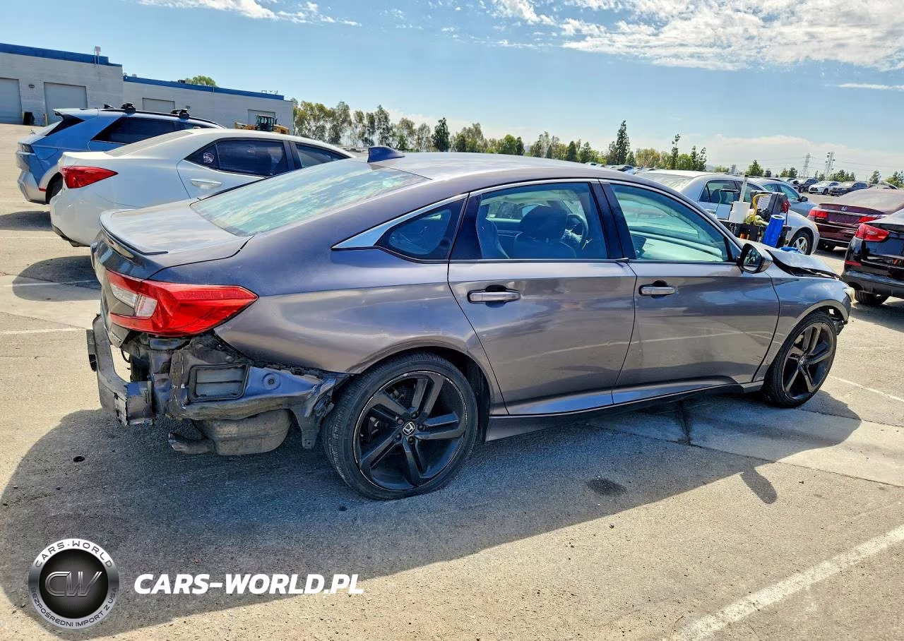 2018 Honda Accord Sport VIN:1HGCV1F3XJA135246 - 3