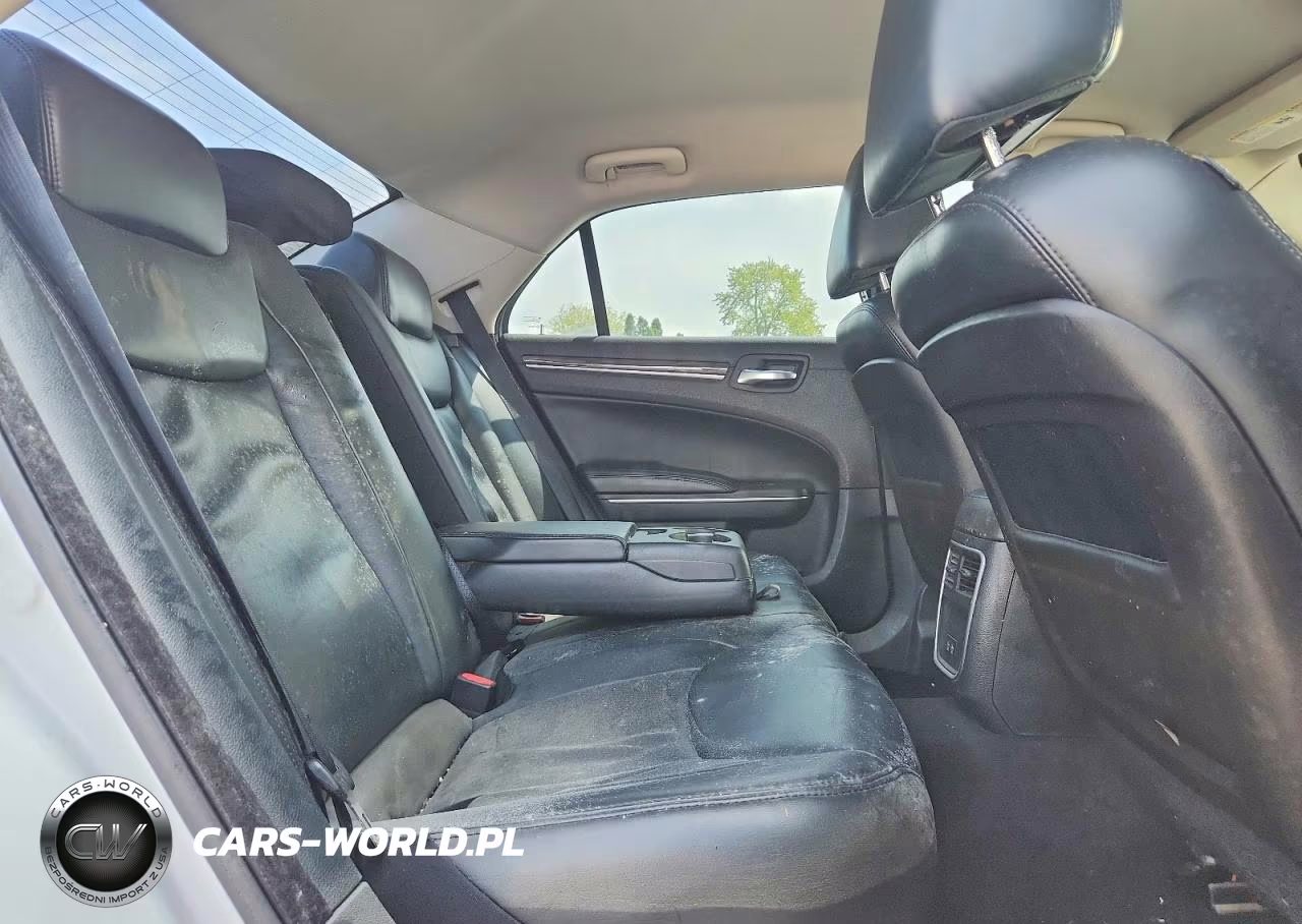 2015 Chrysler 300 Limited VIN:2C3CCARGXFH736642 - 10