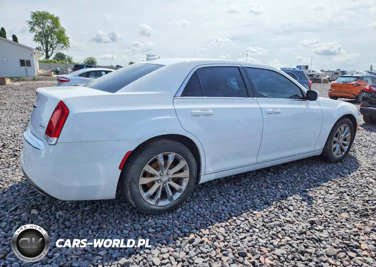 2015 Chrysler 300 Limited VIN:2C3CCARGXFH736642 - 3