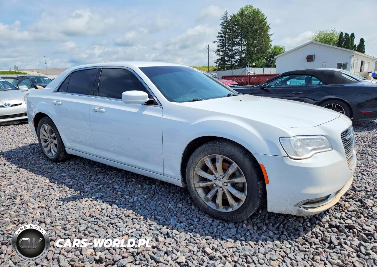 2015 Chrysler 300 Limited VIN:2C3CCARGXFH736642 - 4