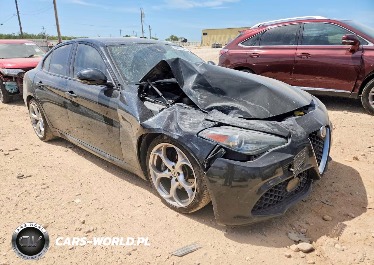 2018 Alfa Romeo Giulia Ti VIN:ZARFAECN6J7576346 - 4