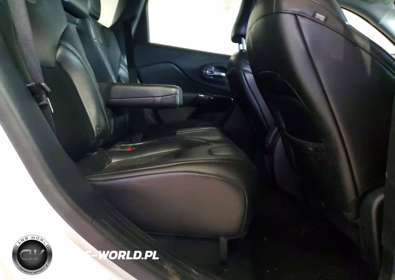 2019 Jeep Cherokee Latitude Plus VIN:1C4PJLLN1KD286327 - 10