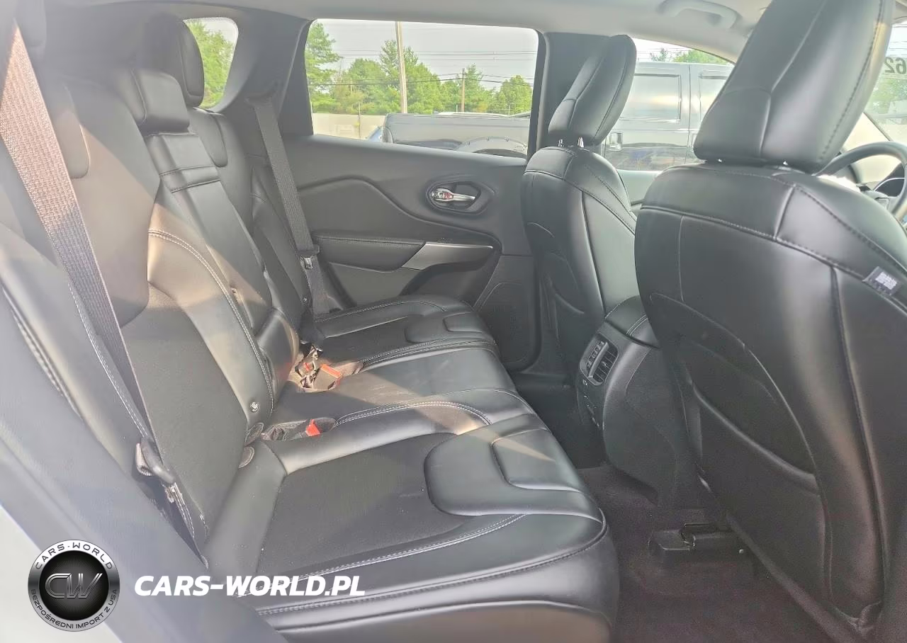 2019 Jeep Cherokee Latitude Plus VIN:1C4PJMLN4KD158749 - 10
