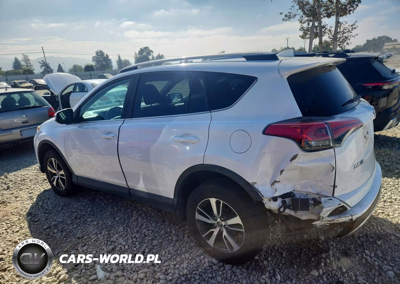 2018 Toyota Rav4 Xle VIN:2T3RFREV4JW815586 - 2