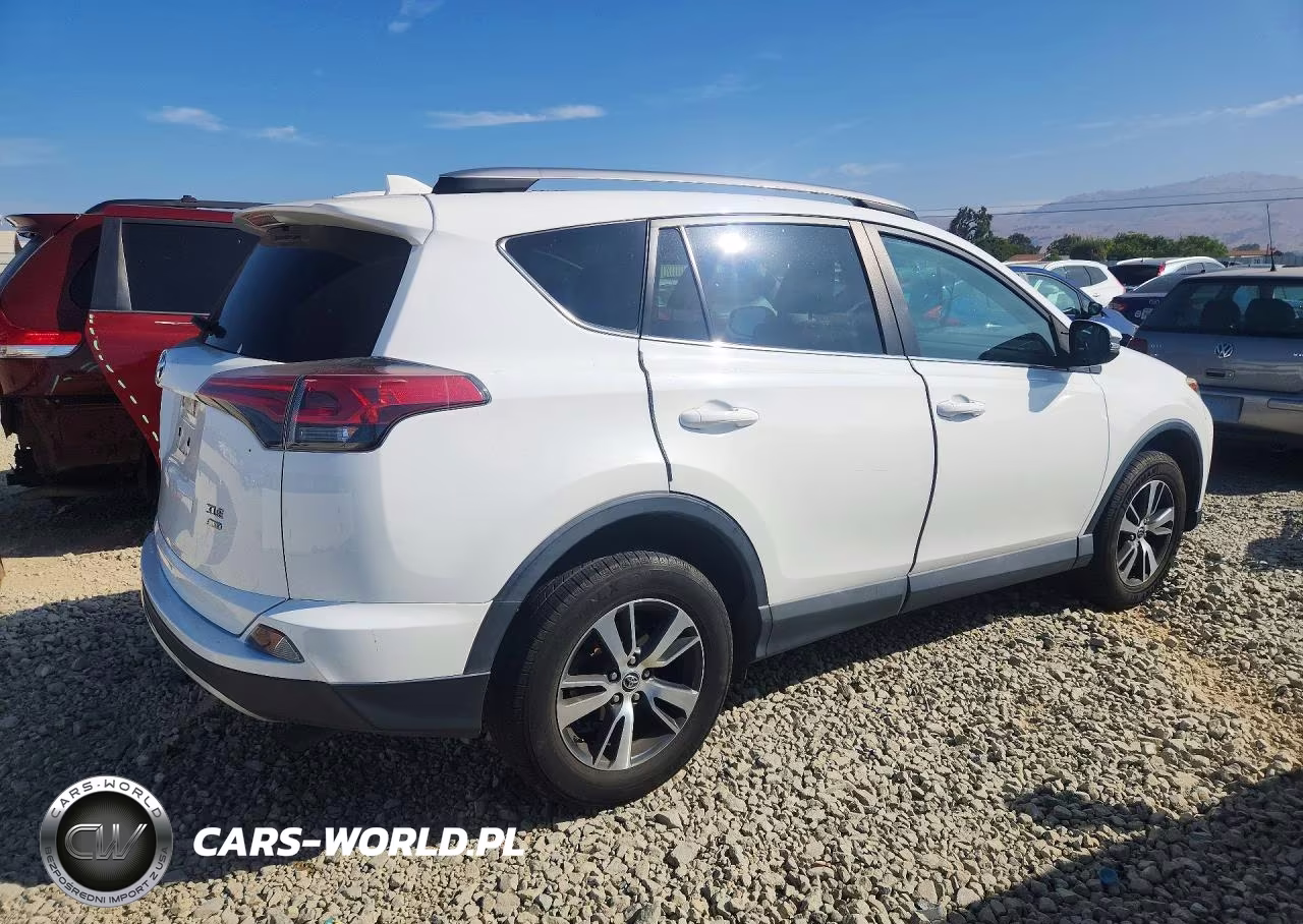 2018 Toyota Rav4 Xle VIN:2T3RFREV4JW815586 - 3