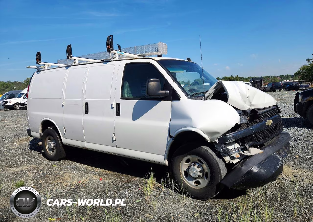 2018 Chevrolet Express G3500 VIN:1GCZGGFG4J1335743 - 4