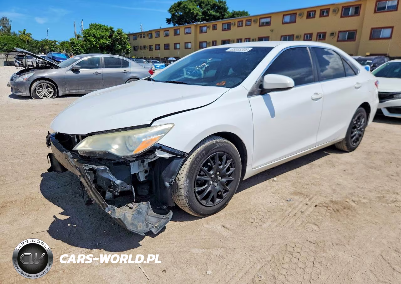 2015 Toyota Camry Le – zdjęcie 1 z 13