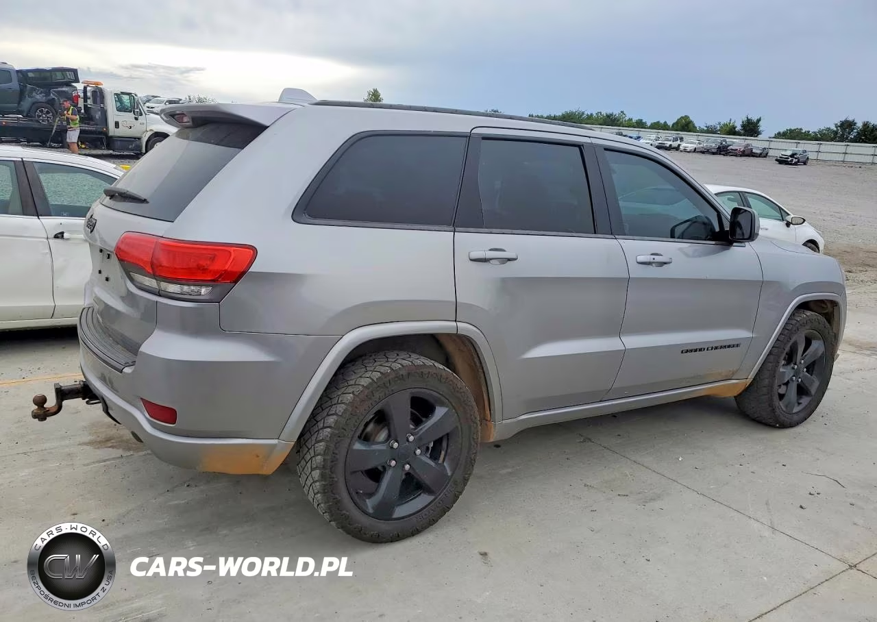 2015 Jeep Grand Cherokee Laredo VIN:1C4RJFAG0FC664812 - 3
