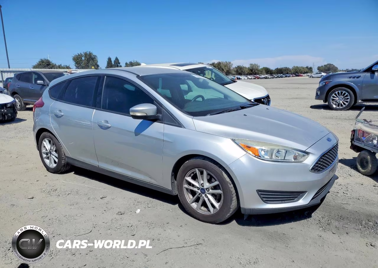 2015 Ford Focus Se VIN:1FADP3K25FL212774 - 4