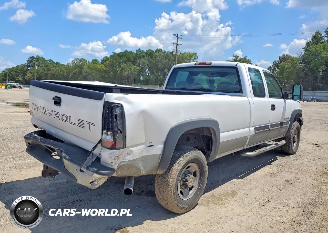 2005 Chevrolet Silverado C2500 Heavy Duty VIN:1GCHC29U05E129605 - 3