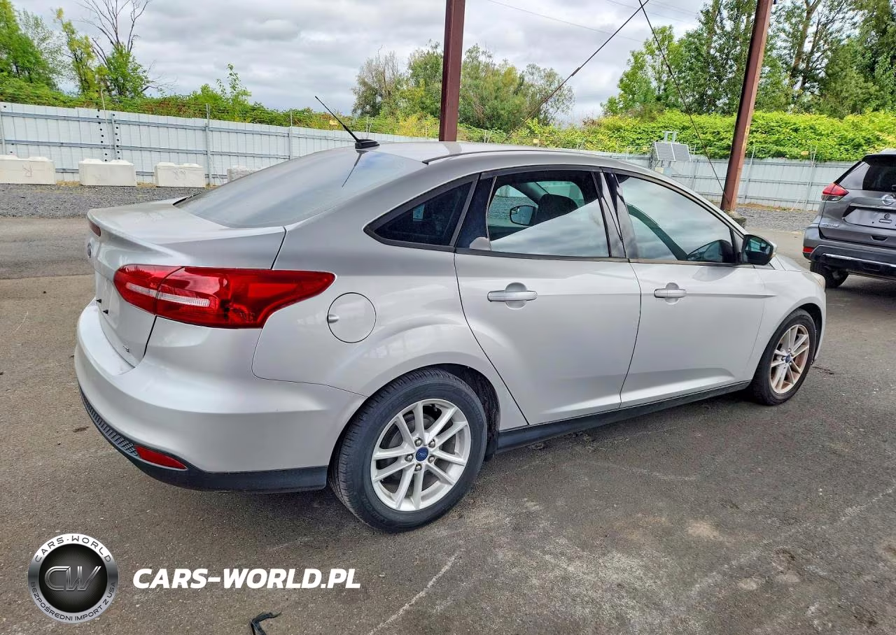 2015 Ford Focus Se VIN:1FADP3F23FL277018 - 3