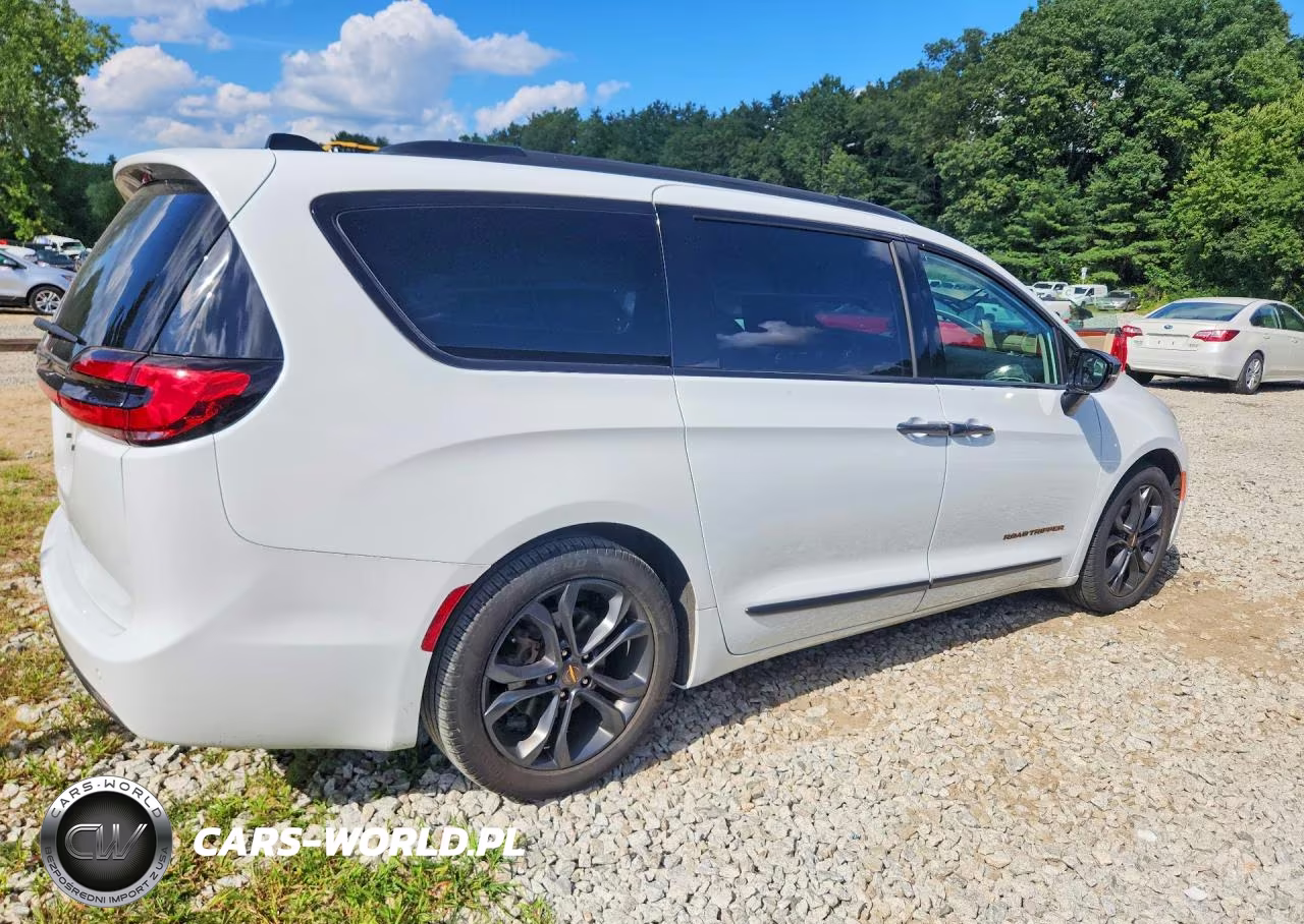 2024 Chrysler Pacifica Touring L VIN:2C4RC1BG3RR133594 - 3