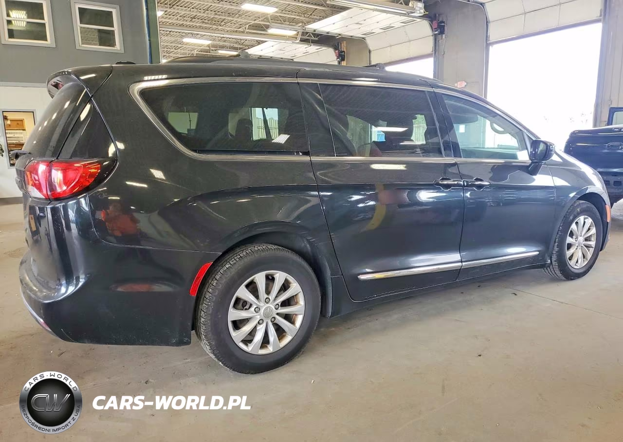 2017 Chrysler Pacifica Touring L VIN:2C4RC1BG2HR759135 - 3