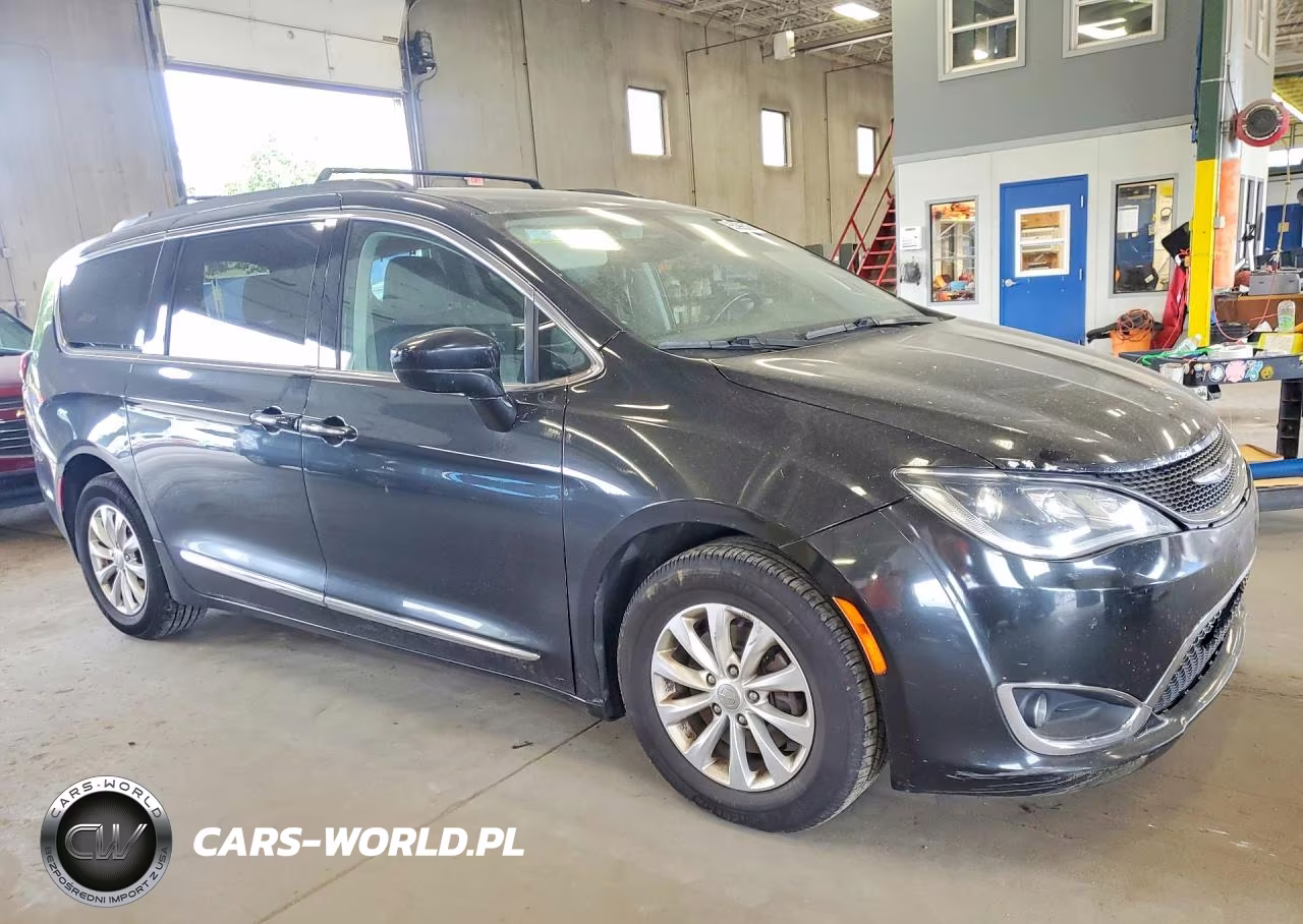 2017 Chrysler Pacifica Touring L VIN:2C4RC1BG2HR759135 - 4