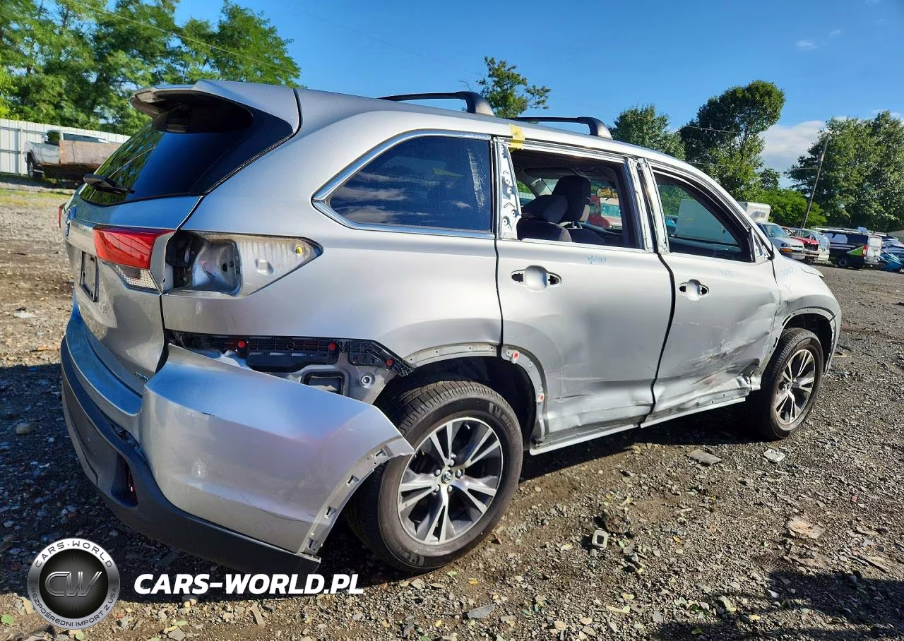 2018 Toyota Highlander Le VIN:5TDBZRFH1JS895755 - 3
