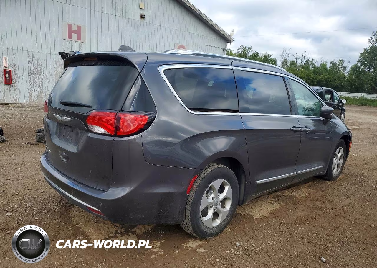 2017 Chrysler Pacifica Touring L Plus VIN:2C4RC1EGXHR837673 - 3