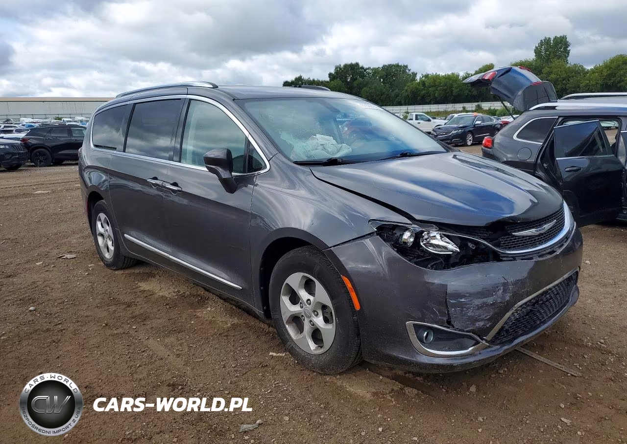 2017 Chrysler Pacifica Touring L Plus VIN:2C4RC1EGXHR837673 - 4