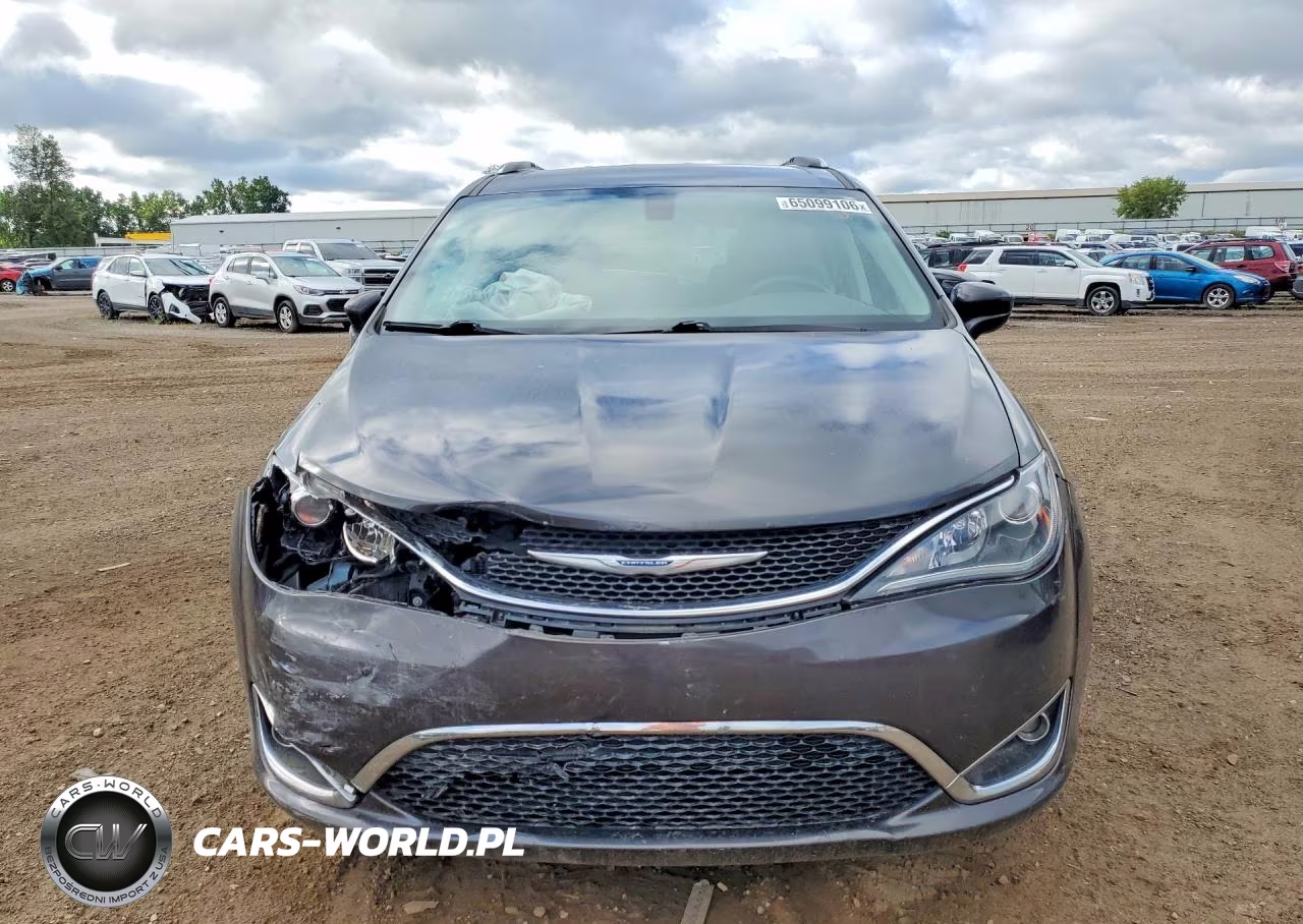 2017 Chrysler Pacifica Touring L Plus VIN:2C4RC1EGXHR837673 - 5