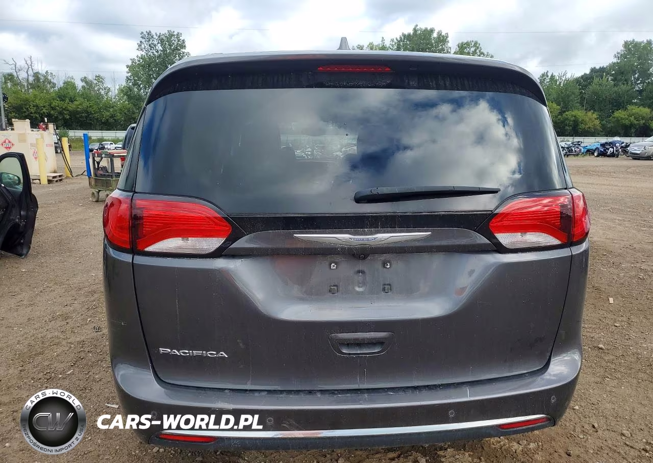 2017 Chrysler Pacifica Touring L Plus VIN:2C4RC1EGXHR837673 - 6