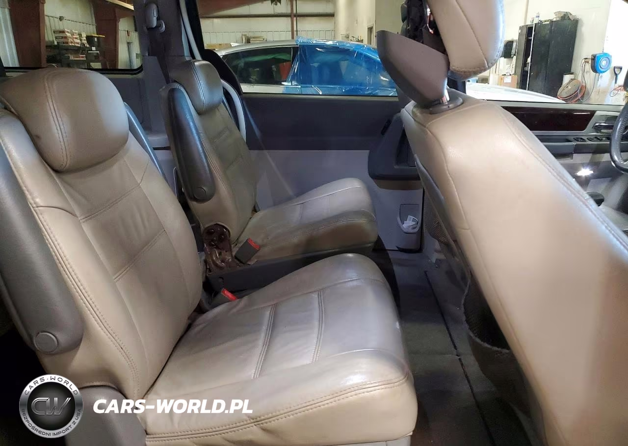 2010 Chrysler Town & Country Touring VIN:2A4RR5D12AR309175 - 10