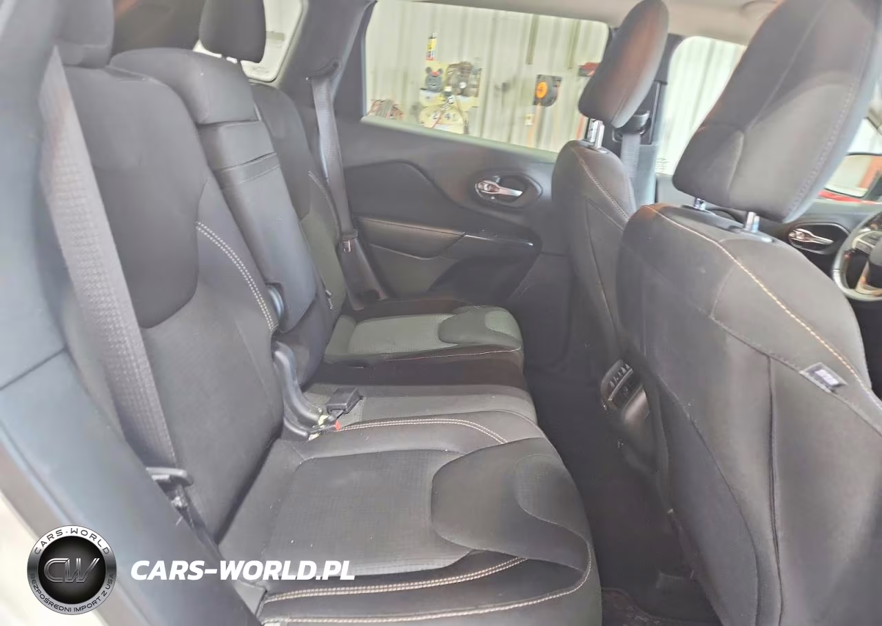 2016 Jeep Cherokee Latitude VIN:1C4PJMCBXGW333331 - 10