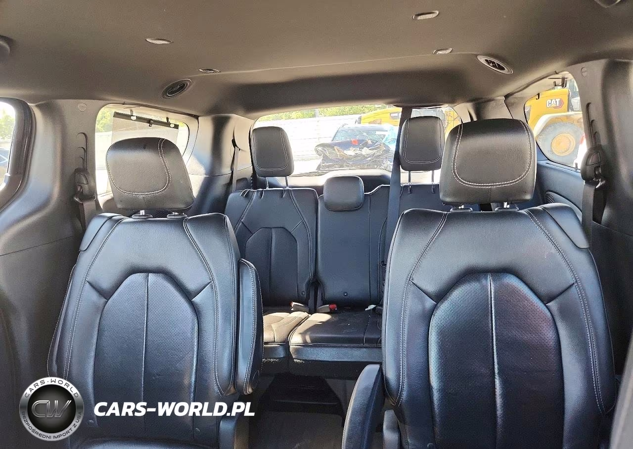 2018 Chrysler Pacifica Touring L Plus VIN:2C4RC1EG5JR321579 - 10