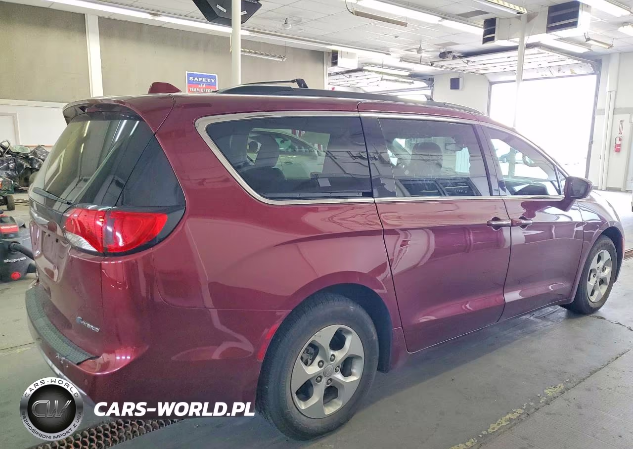 2018 Chrysler Pacifica Hybrid Touring Plus VIN:2C4RC1H75JR127002 - 3