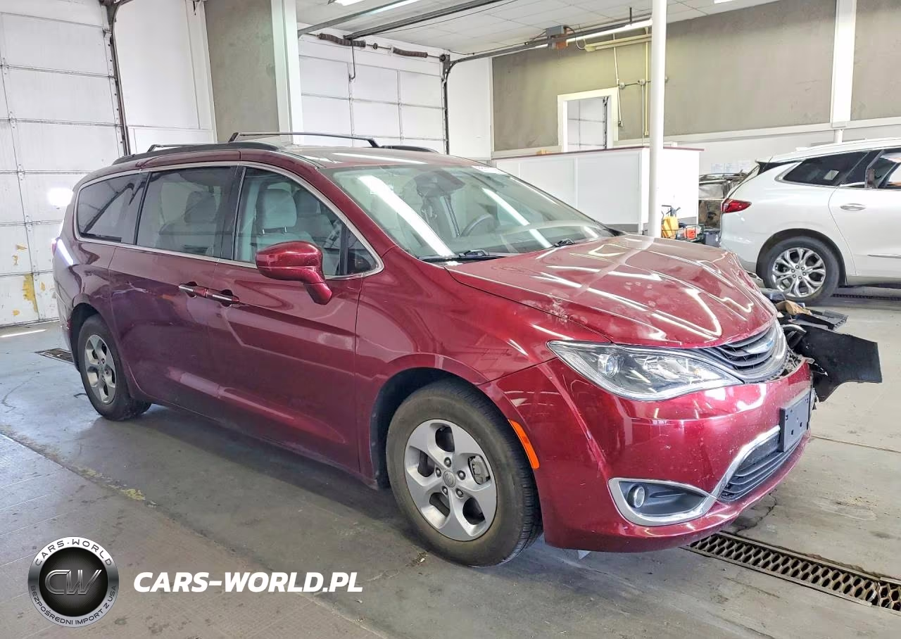 2018 Chrysler Pacifica Hybrid Touring Plus VIN:2C4RC1H75JR127002 - 4