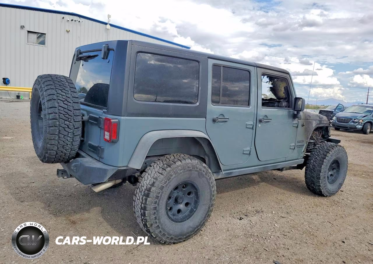 2015 Jeep Wrangler Unlimited Sport VIN:1C4BJWDGXFL642684 - 3