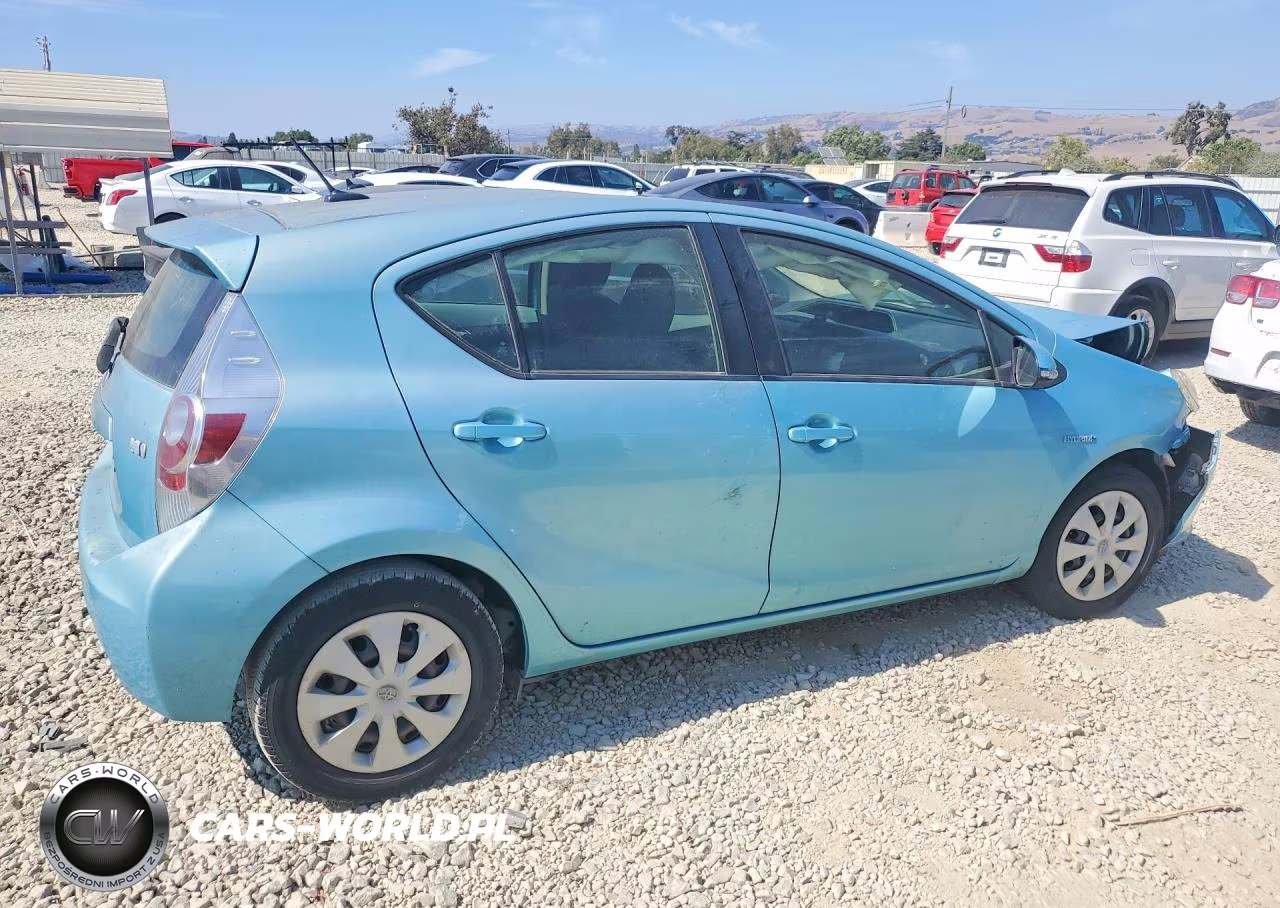2013 Toyota Prius C Three VIN:JTDKDTB33D1054799 - 3