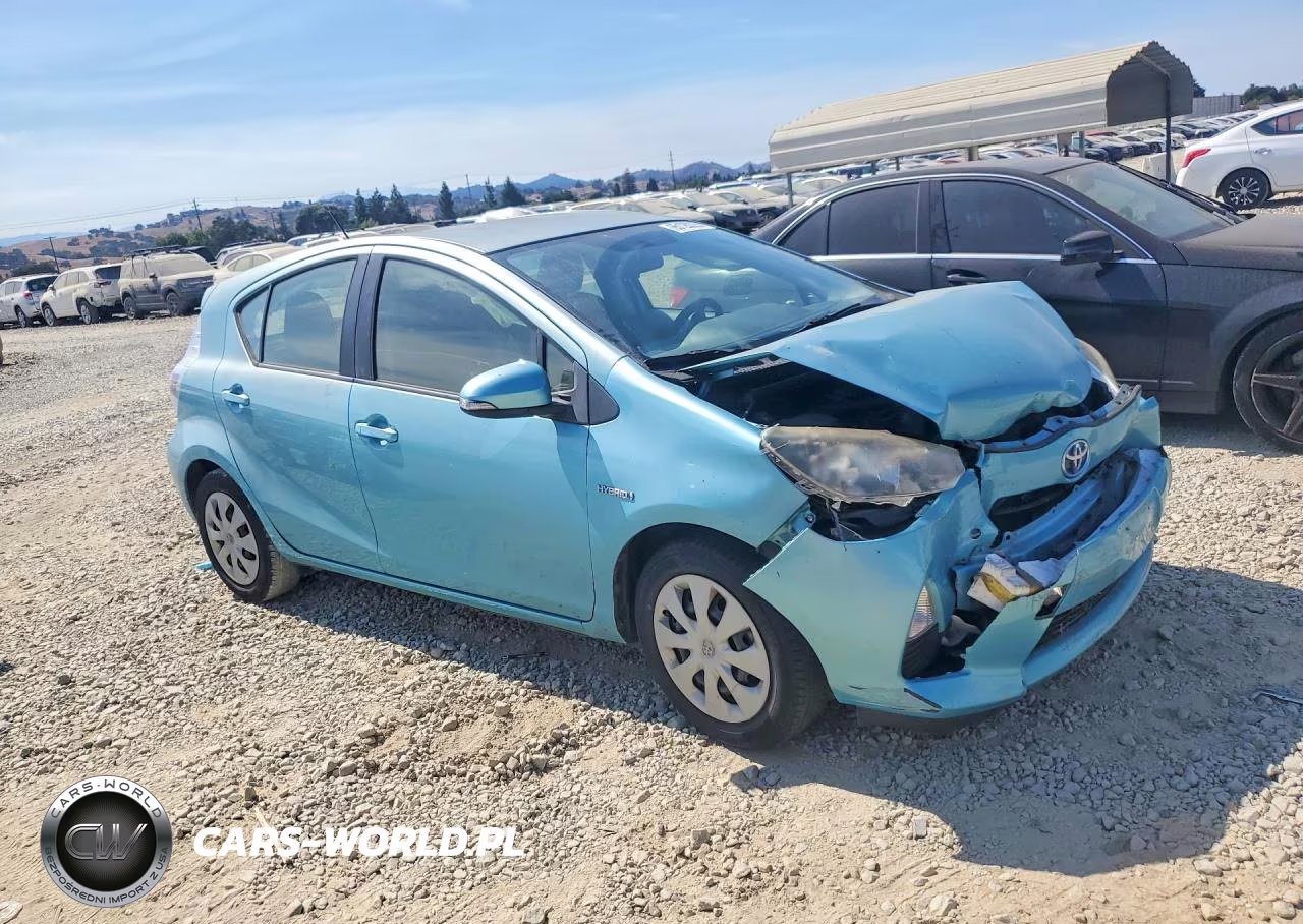 2013 Toyota Prius C Three VIN:JTDKDTB33D1054799 - 4