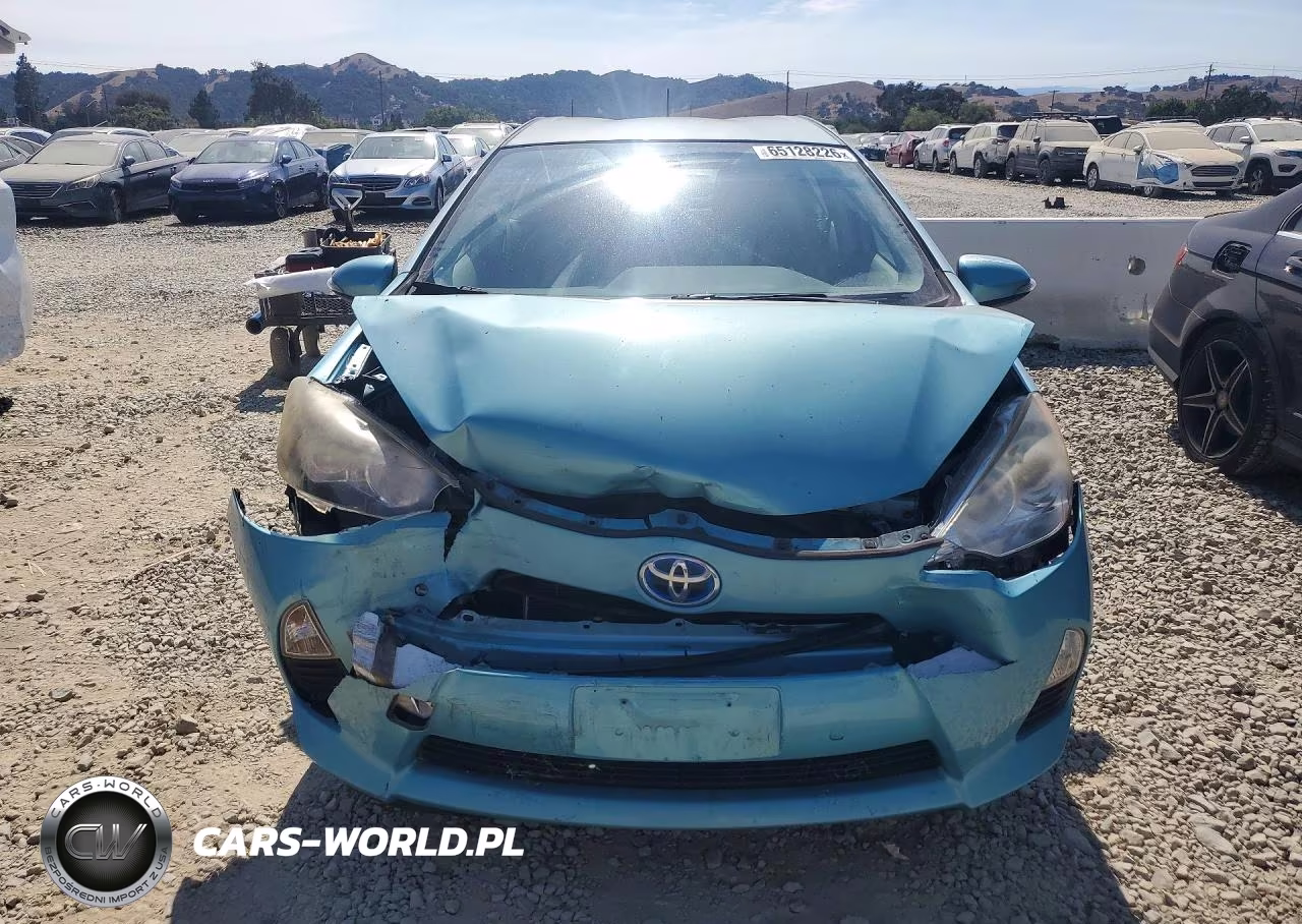 2013 Toyota Prius C Three VIN:JTDKDTB33D1054799 - 5