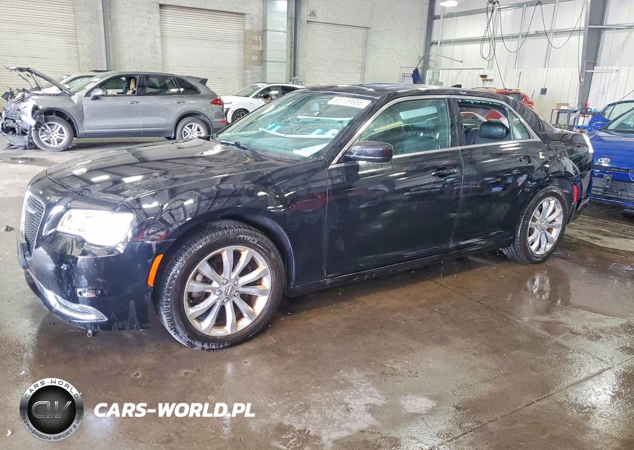 2018 Chrysler 300 Touring VIN:2C3CCARG9JH235766 - 1