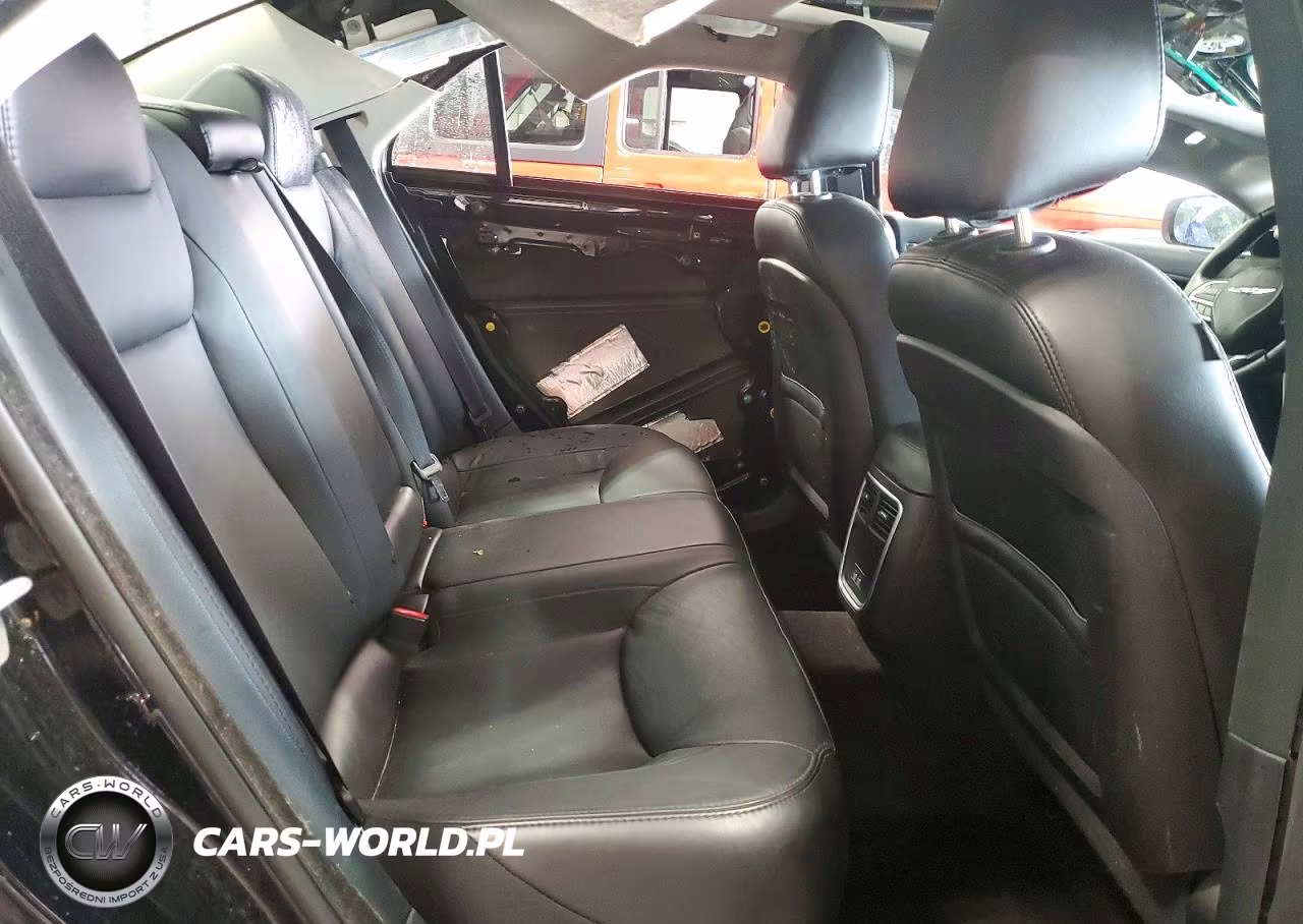 2018 Chrysler 300 Touring VIN:2C3CCARG9JH235766 - 10