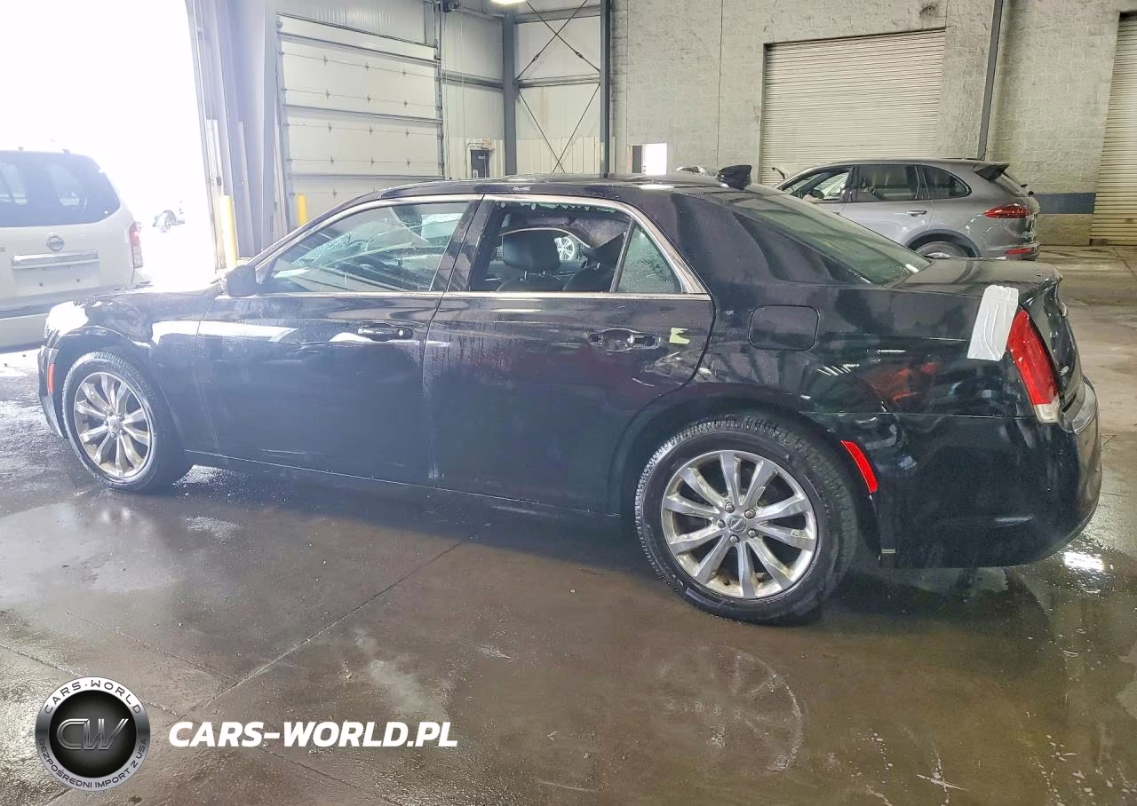 2018 Chrysler 300 Touring VIN:2C3CCARG9JH235766 - 2